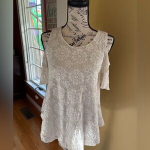 Women’s size M Chris & Carol cut-out shoulder flowy top